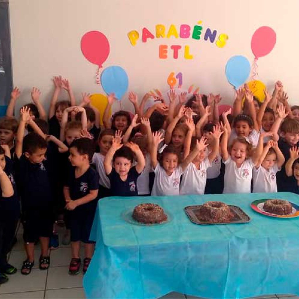Alunos da Educação Infantil comemoram o aniversário da ETL
