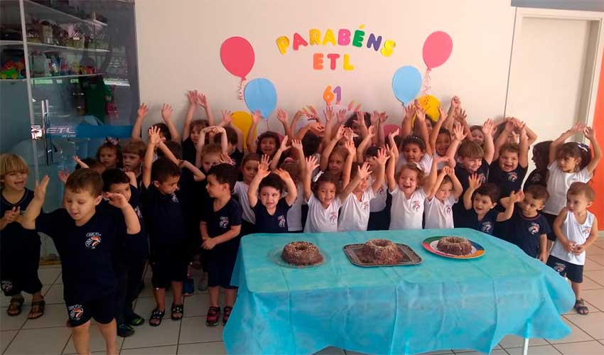 Alunos da Educação Infantil comemoram o aniversário da ETL