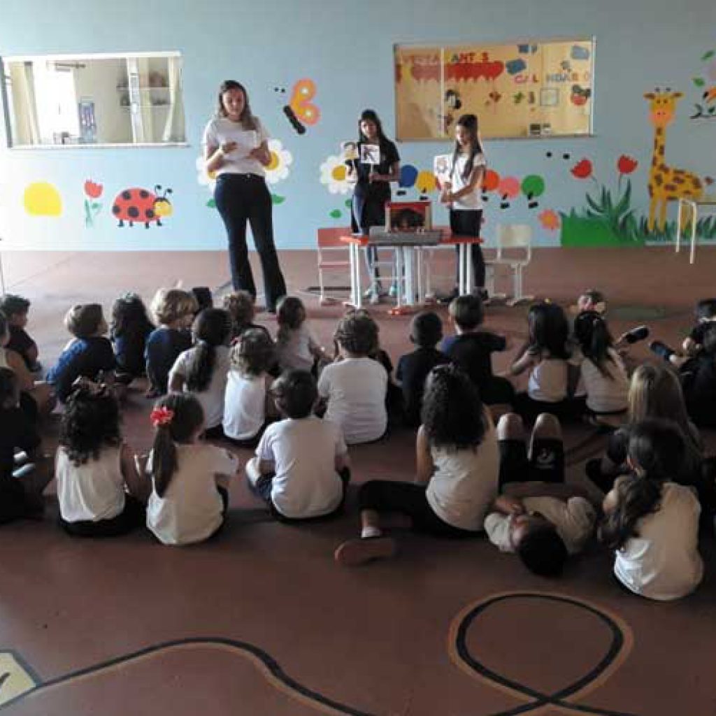 Alunos do 7º ano apresentam teatro com fantoches - ETL