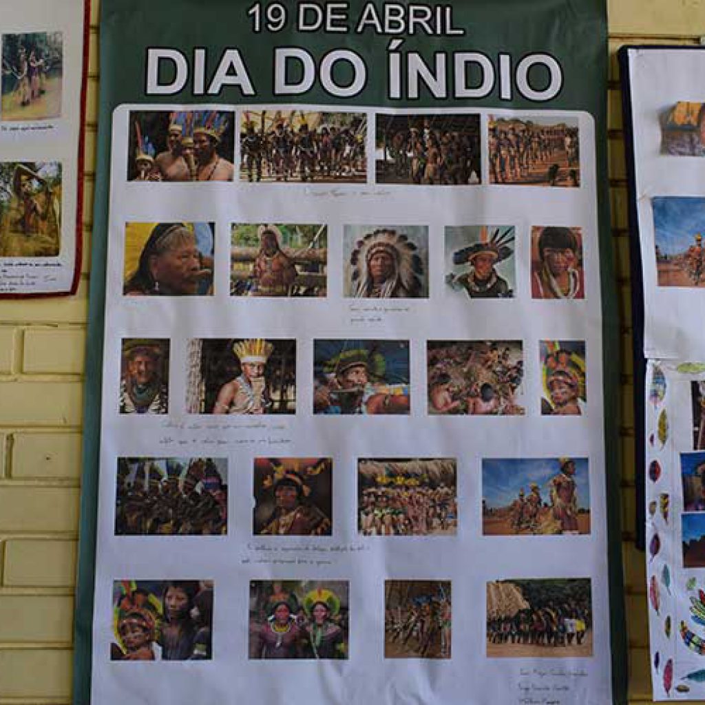Alunos fazem cartazes para comemorar o Dia do Índio