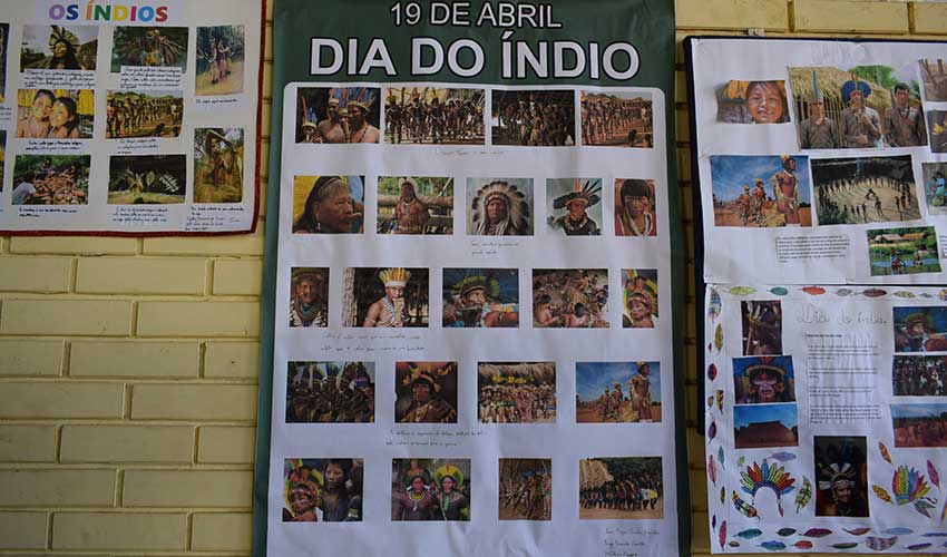 Alunos fazem cartazes para comemorar o Dia do Índio