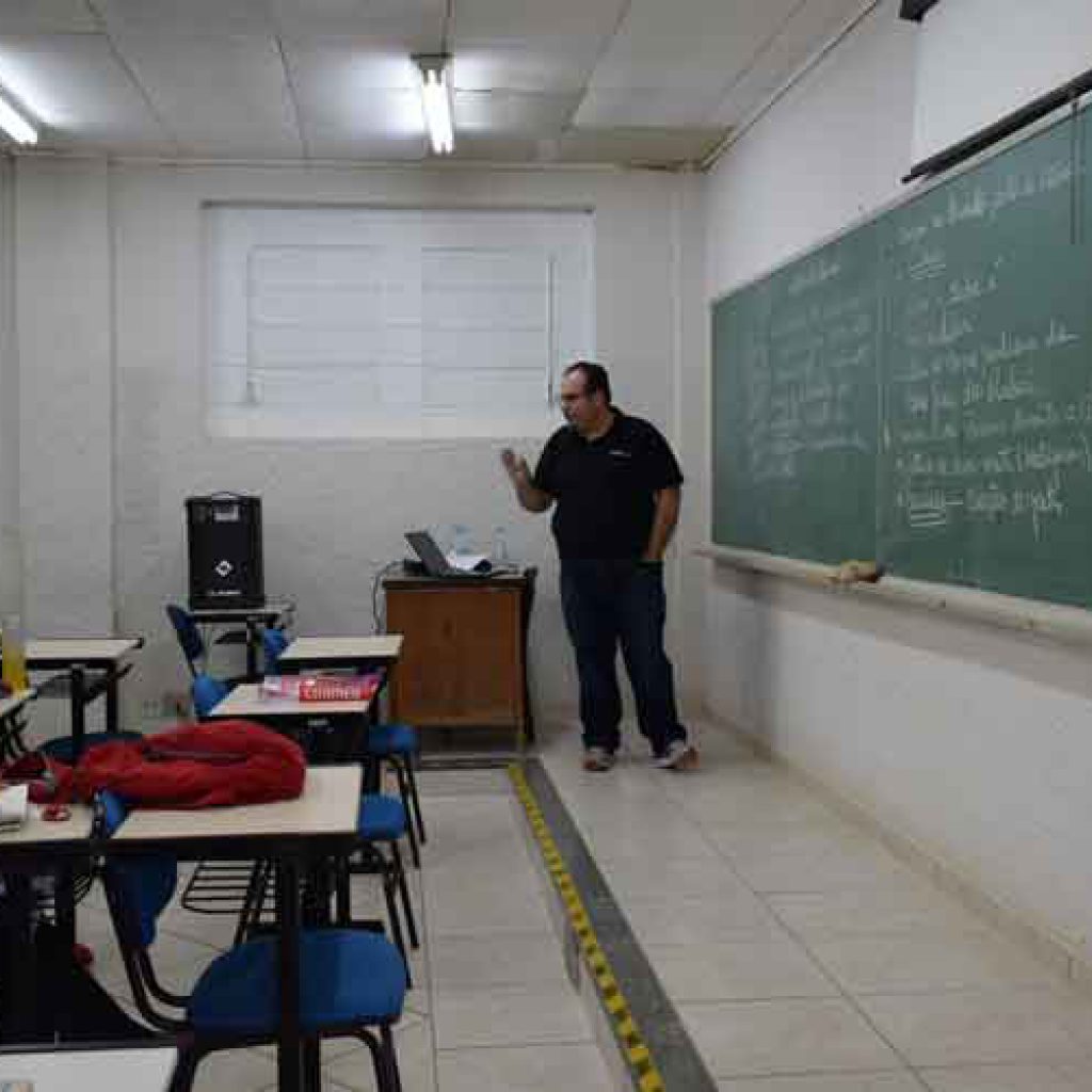 Alunos assistem aula com professor Giba