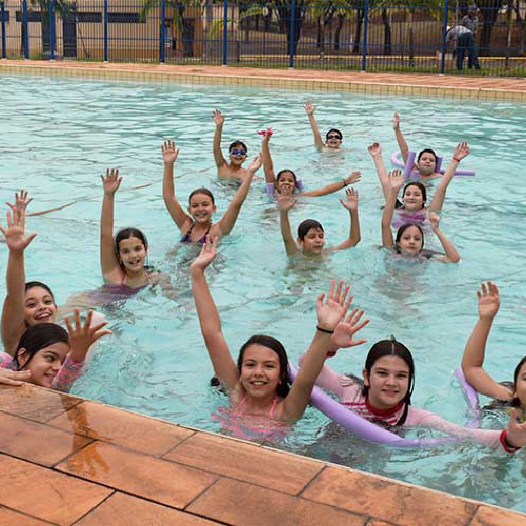 Práticas de Educação Física na piscina