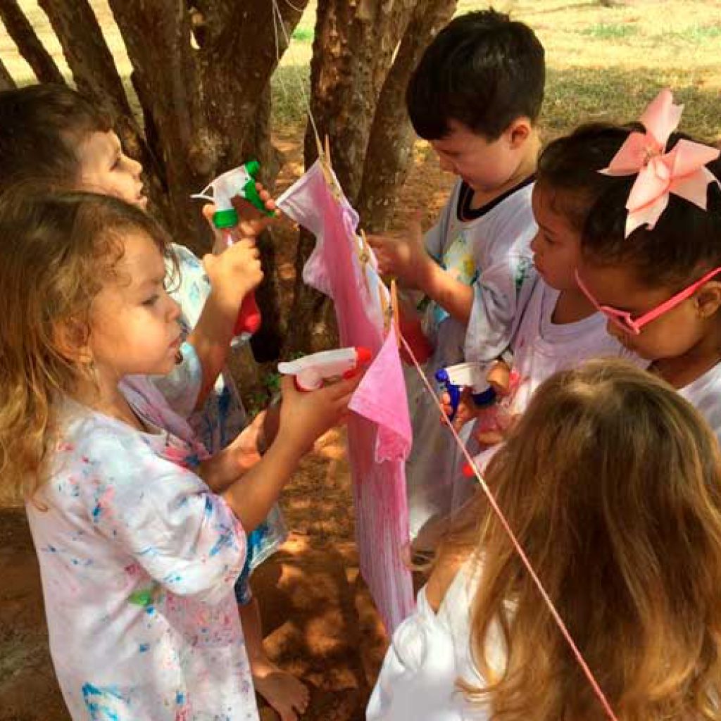 Pinturas em tecido ajudam a entender o Outubro Rosa