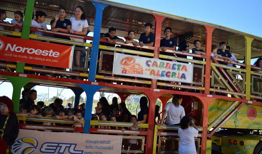 Carreta da Alegria atrai crianças e famílias patenses para a praça central  da cidade