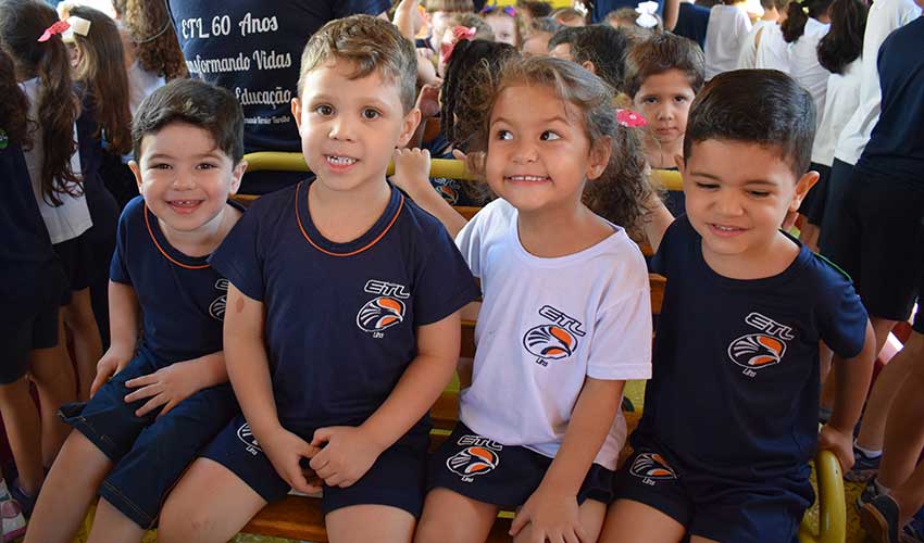 Carreta da Alegria' contagia alunos da Apae