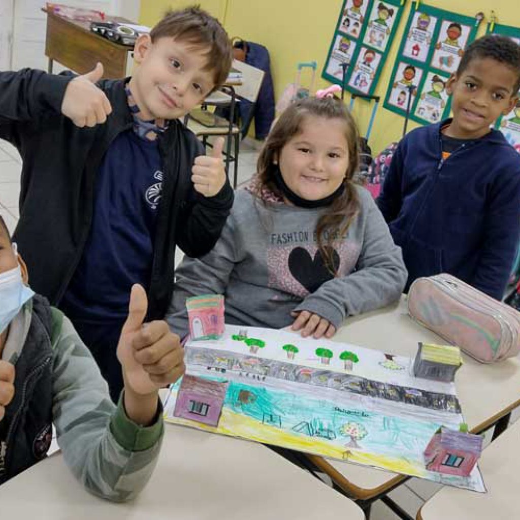 Alunos do 2ºAno B confeccionam maquetes na aula de Geografia - ETL