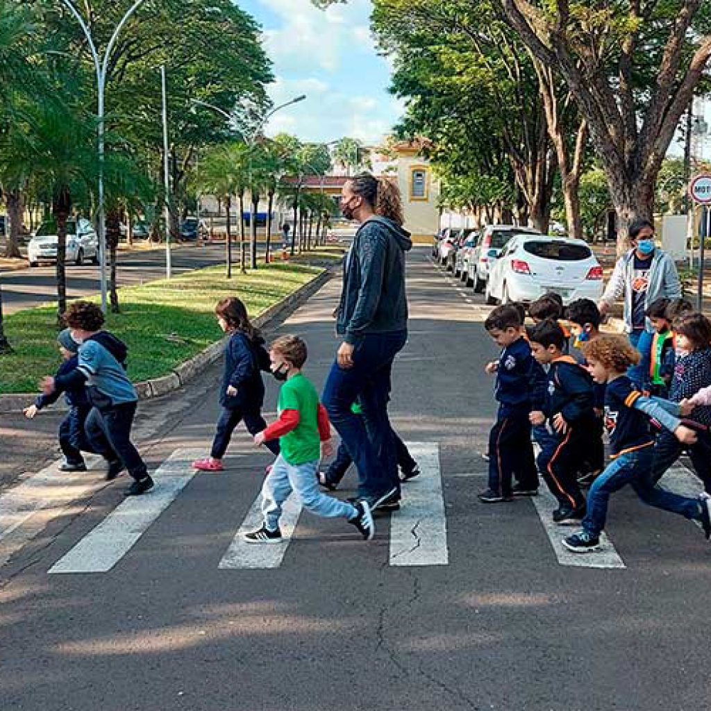 Os alunos do Pré fase 1A e B aprendem sobre o tema "A Sinalização de Trânsito" - ETL