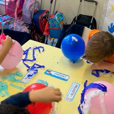 EDUCAÇÃO INFANTIL TRABALHA COORDENAÇÃO VISAMOTORA COM BRINCADEIRA LÚDICA